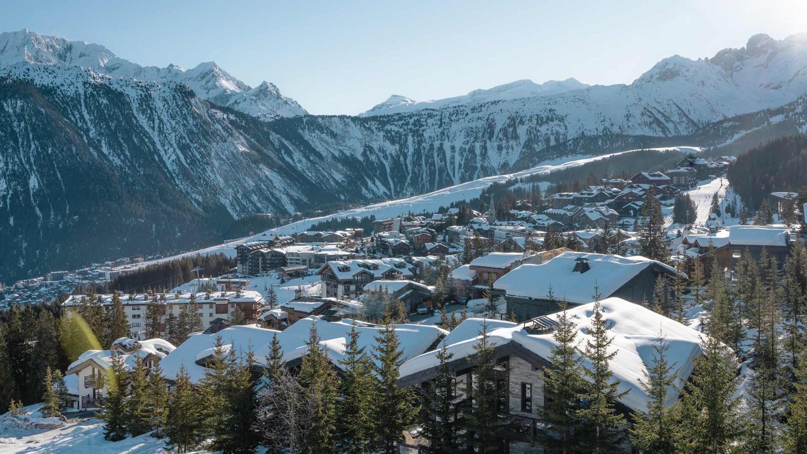 Chalets nevados de Courchevel entre abetos