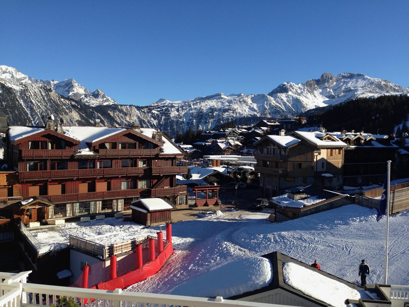 Courchevel de día, con la pista entrando en el pueblo y cielo despejado