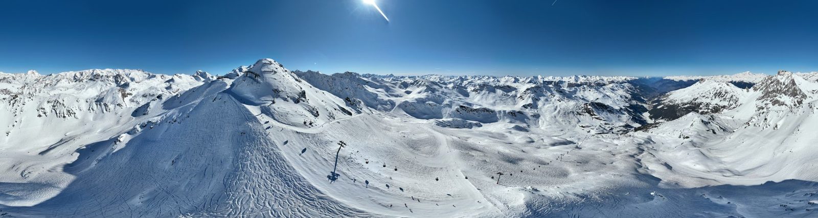 Panorámica desde la cima del Mont Vallon, en Méribel-Mottaret, con las pistas y los remontes a sus pies