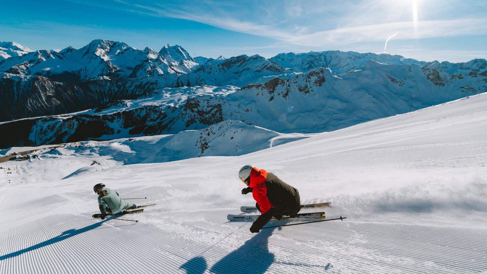 Dos esquiadores abren la primera huella de la mañana en una pista recién pisada de la Saulire, en Courchevel