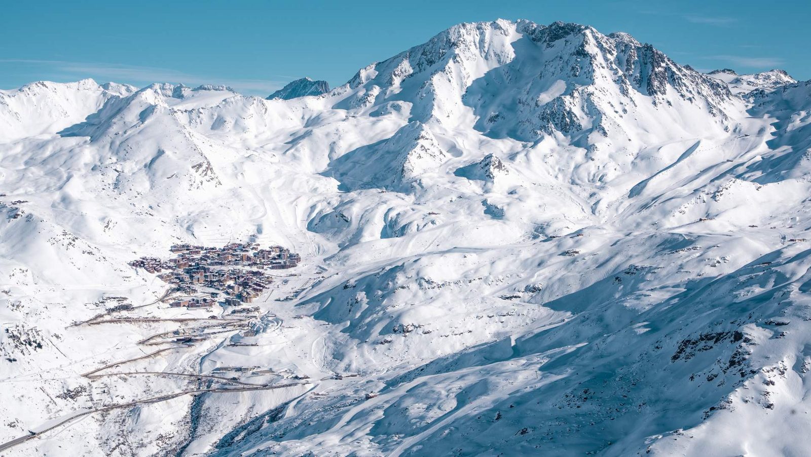 Val Thorens desde el aire, en un circo de montañas nevadas