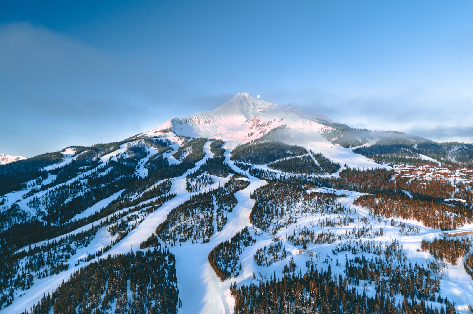 Vista aérea de las pistas de Big Sky bajo el Lone Peak