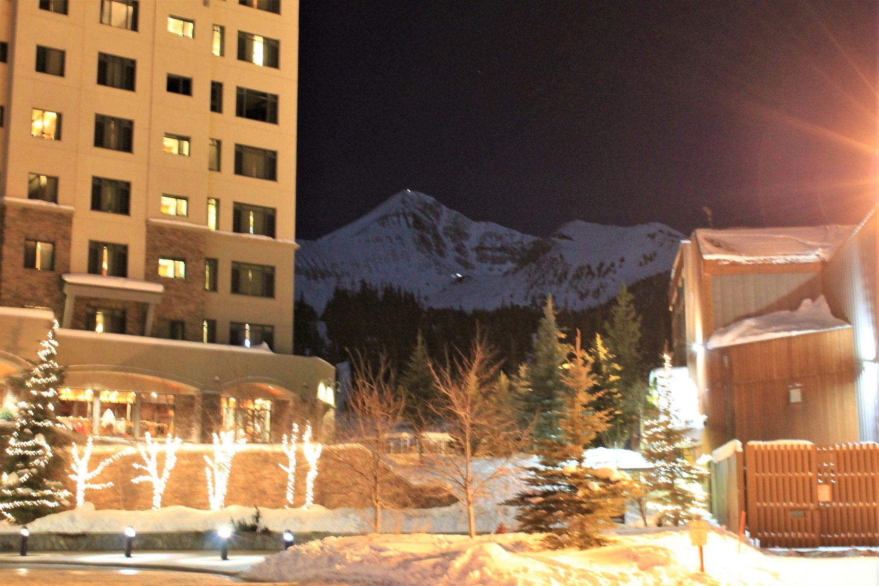 Hoteles de Mountain Village de noche con el Lone Peak