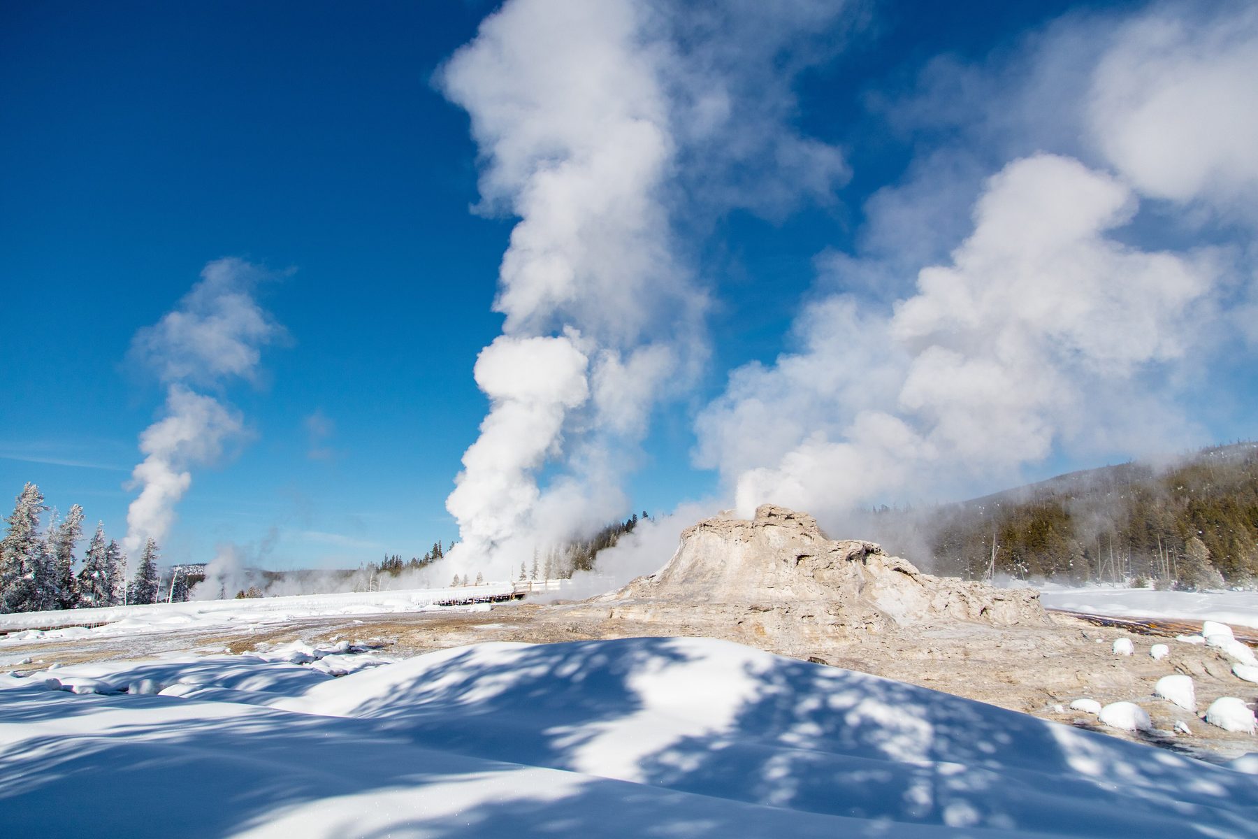 Castle Geyser humeando en invierno