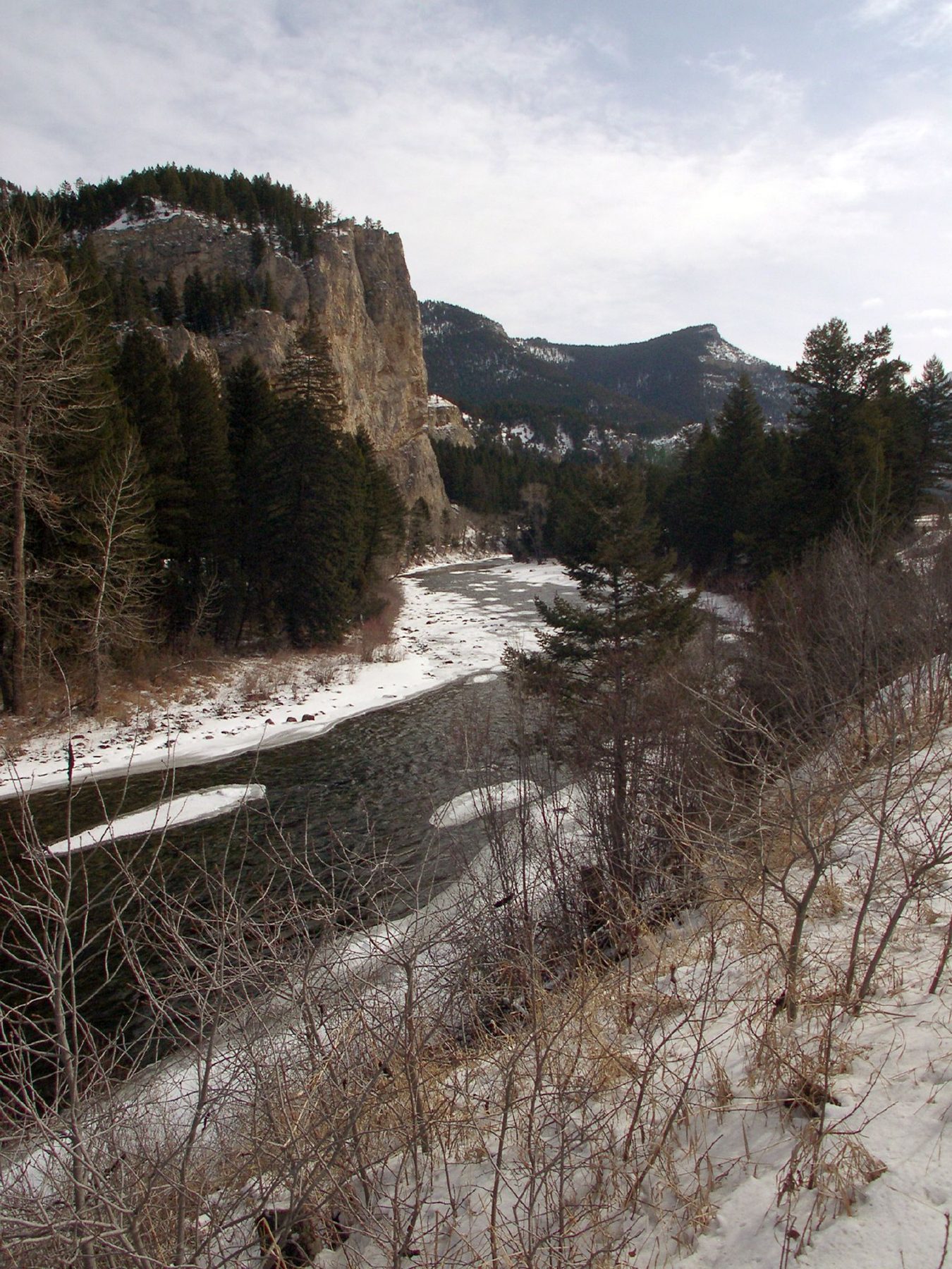 El río Gallatin en invierno, junto a la carretera 191