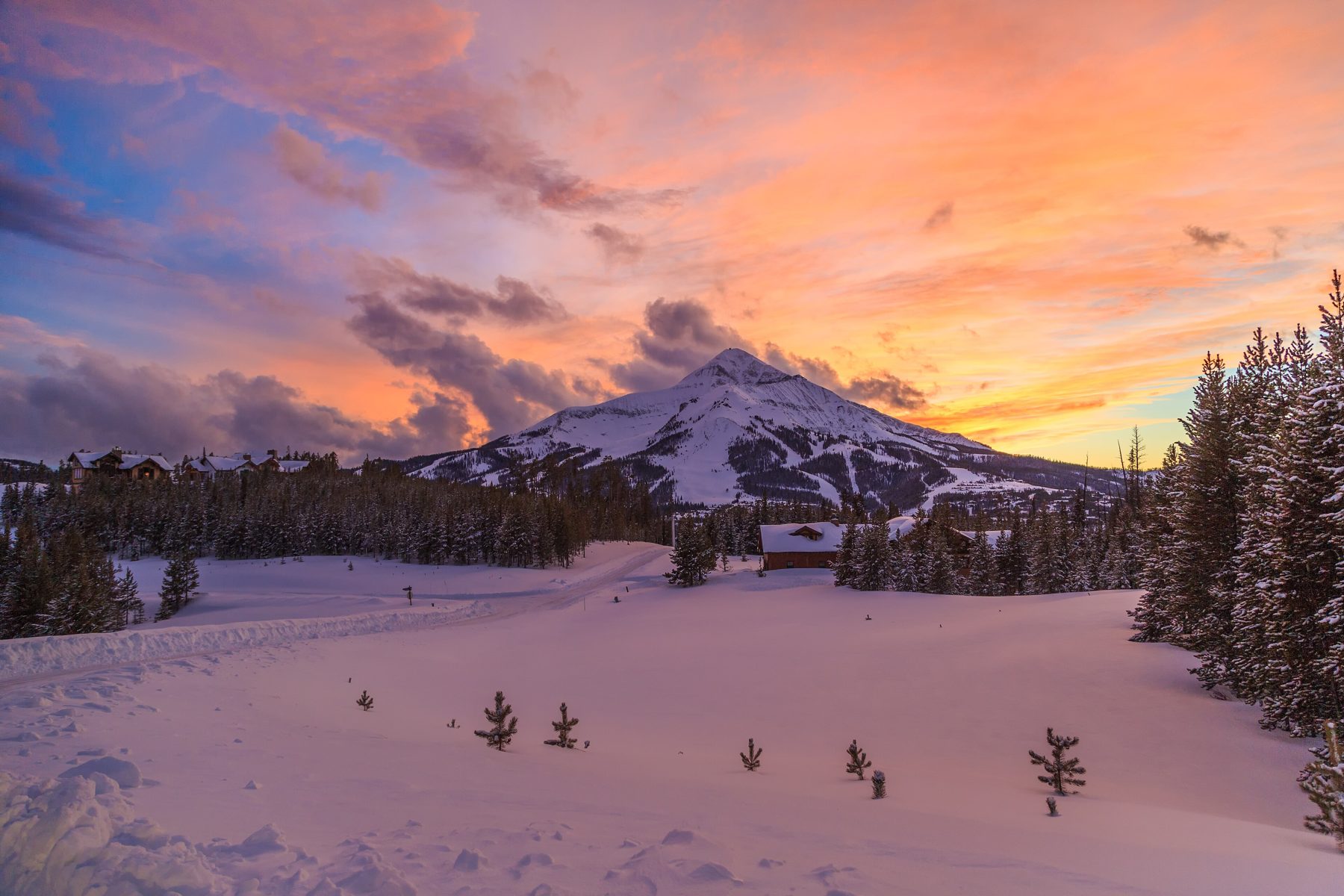 Atardecer sobre el Lone Peak en Big Sky