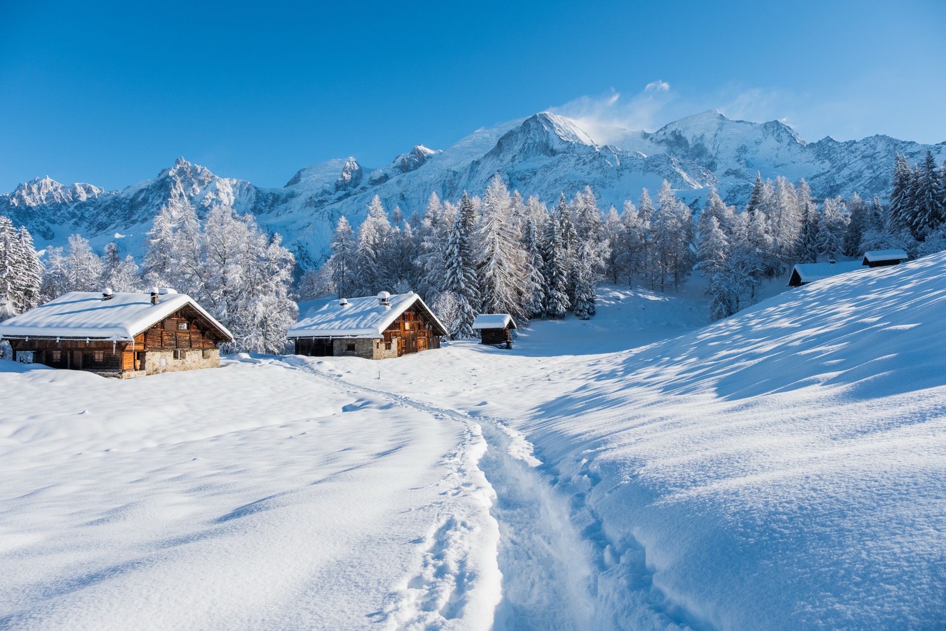El Mont Blanc nevado visto desde la aldea de Charousse, en el valle de Chamonix