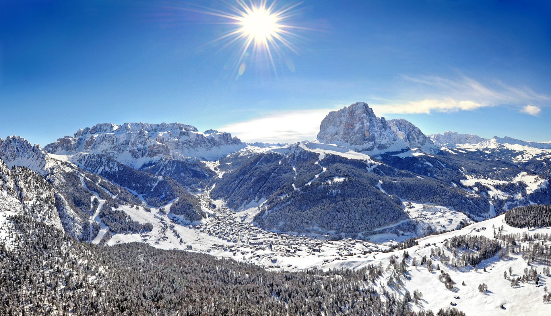 El grupo del Sella y el Sassolungo nevados, en los Dolomitas