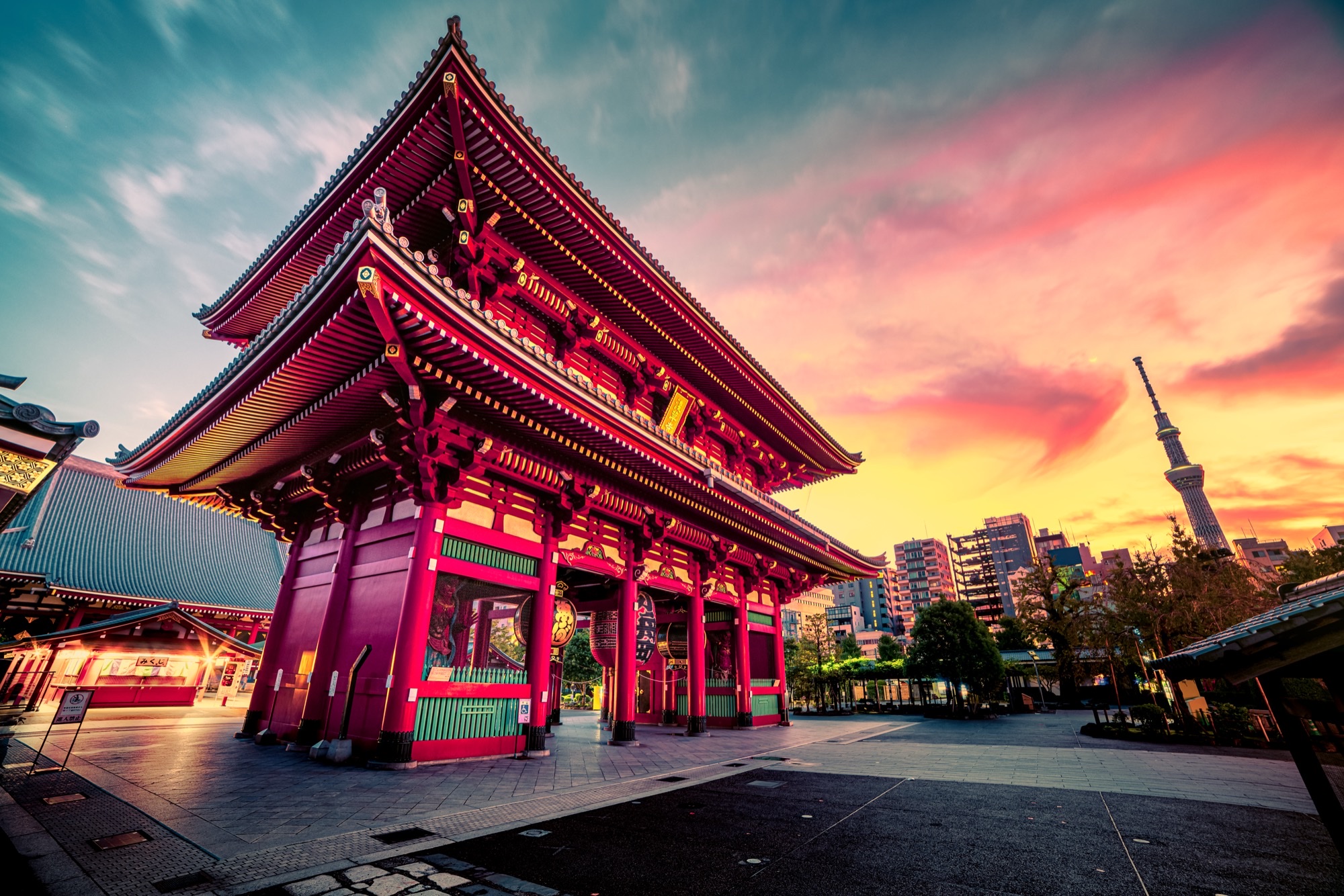 La puerta del templo Sensoji, en el barrio de Asakusa de Tokio, al atardecer