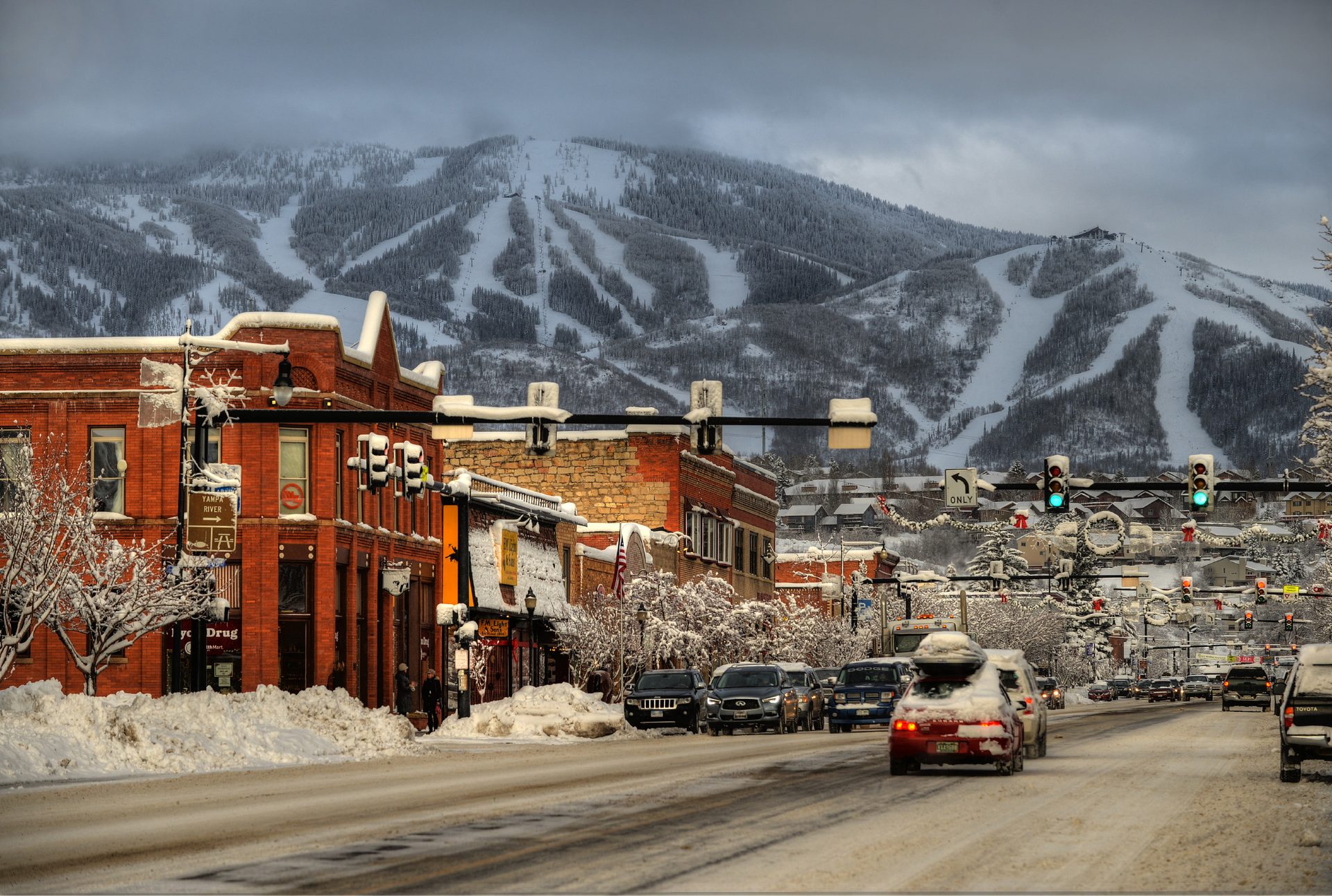 El centro de Steamboat Springs nevado, con las pistas de la estación al fondo