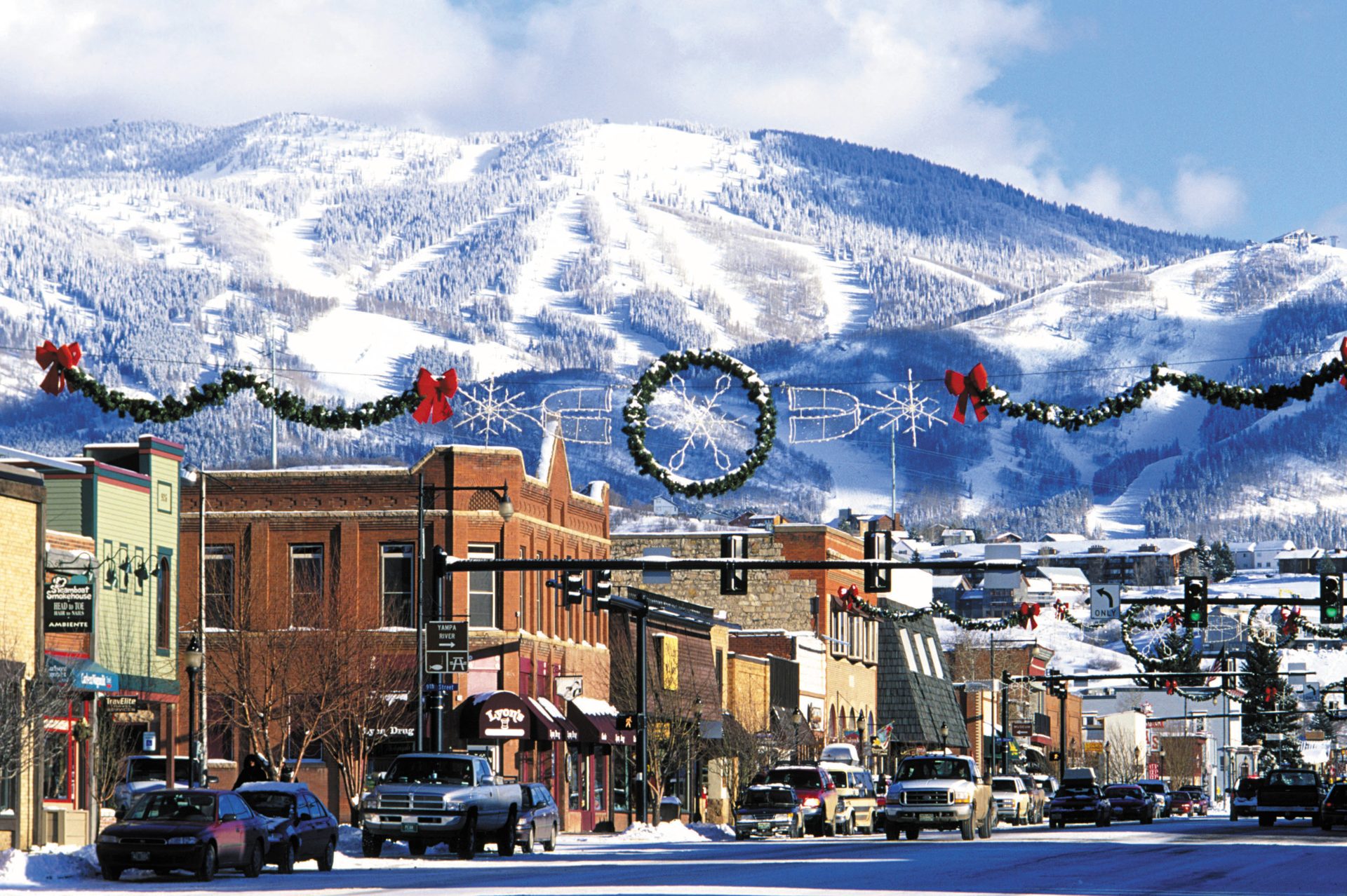 Steamboat Springs nevado con la montaña de la estación al fondo
